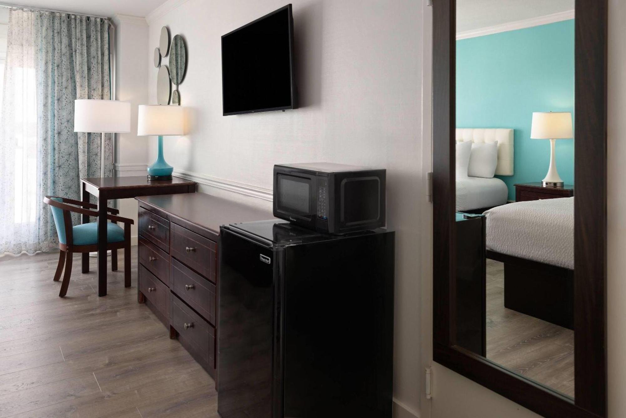 Howard Johnson Plaza By Wyndham Ocean City Oceanfront Exterior photo