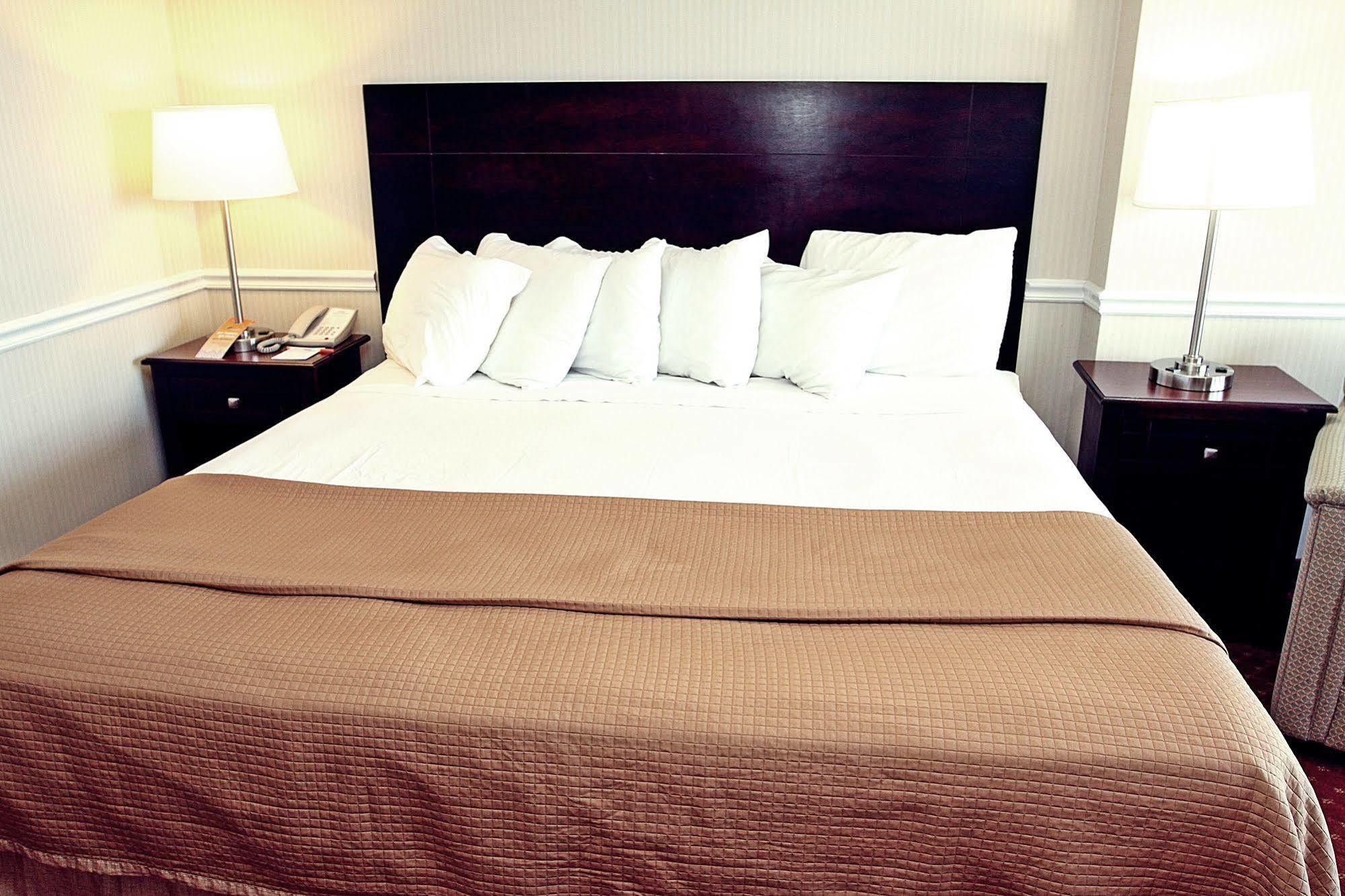 Howard Johnson Plaza By Wyndham Ocean City Oceanfront Exterior photo
